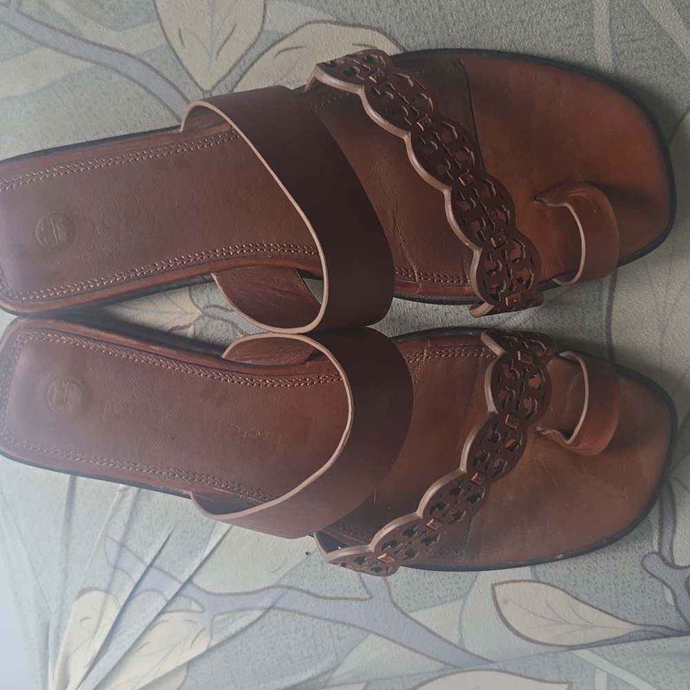 TORY BURCH logo leather sandals. - Picture 15 of 15